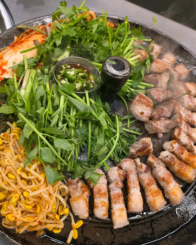 잘 구워진 삼겹살과 미나리의 환상적인 조합