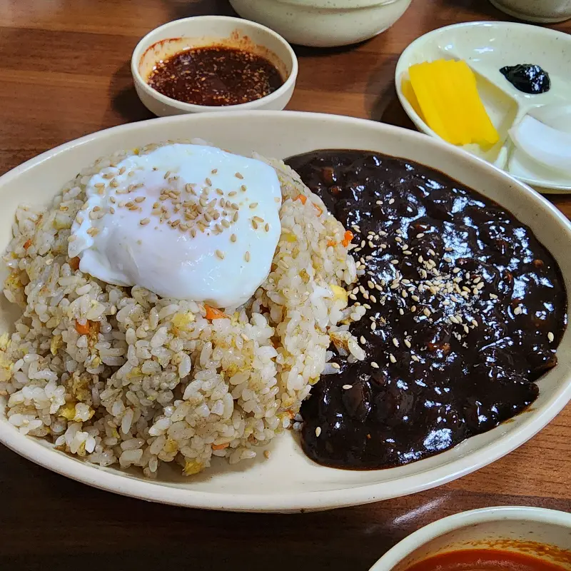 계란후라이가 올려진 짜장 볶음밥