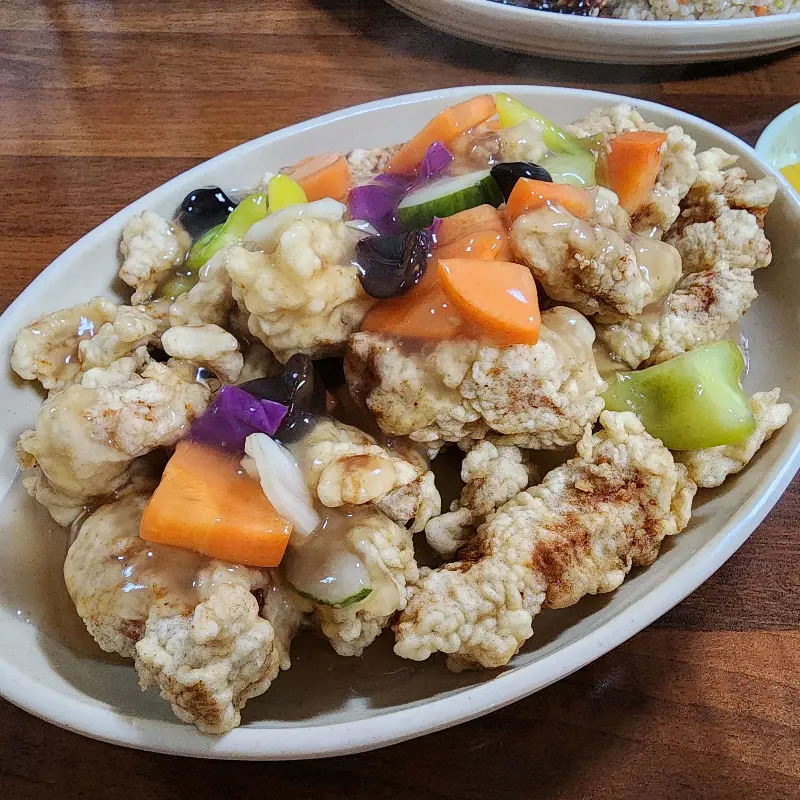 탕수육 위에 뿌려진 소스