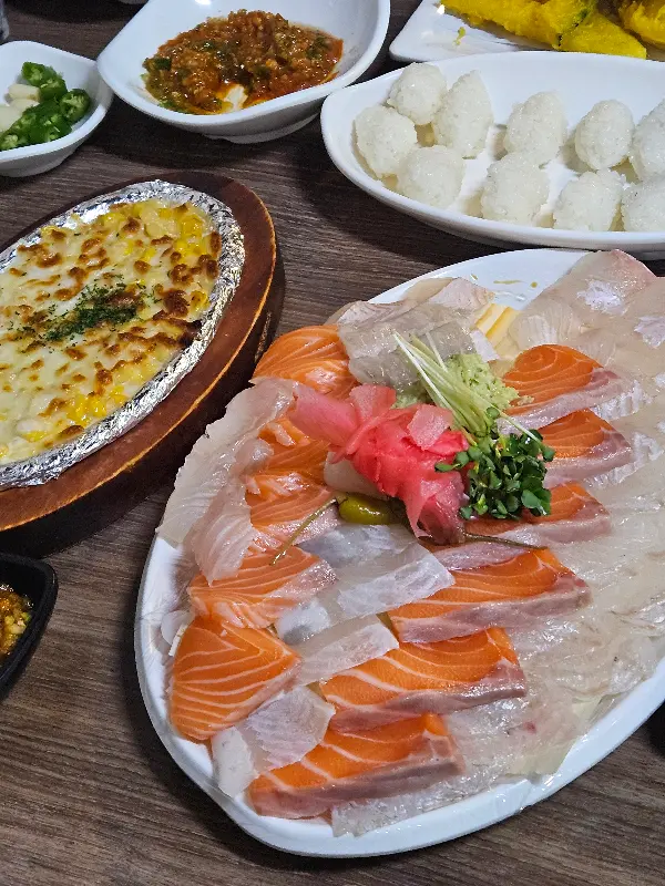 모듬회와 콘치즈의 환상적인 조합