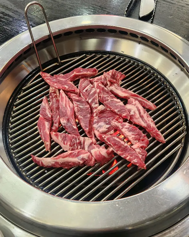 숯불 위에서 익어가는 소고기