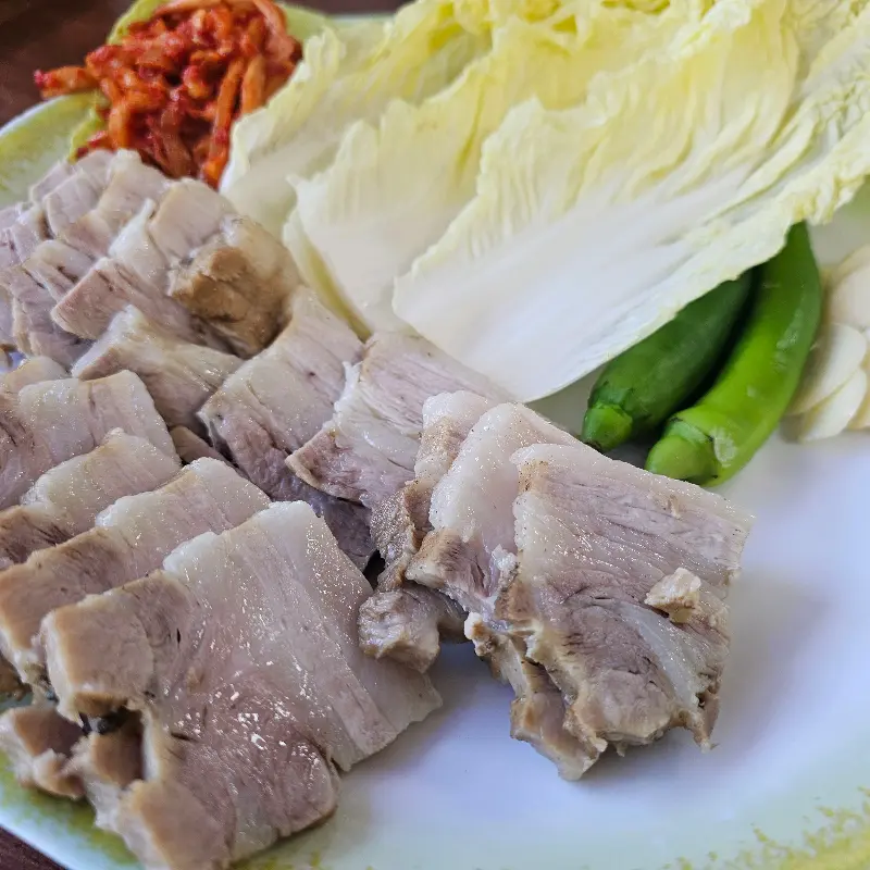 윤기가 흐르는 수육