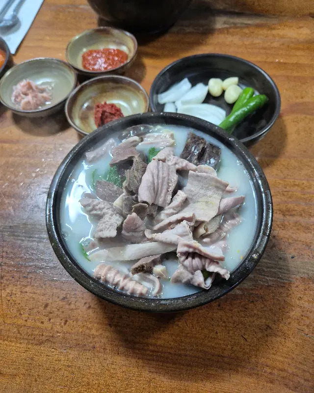푸짐한 내장과 뽀얀 국물의 조화