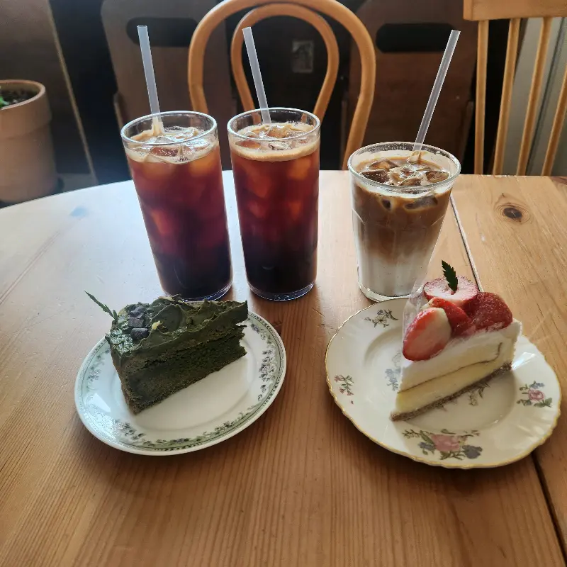 말차 포레스트와 딸기 치즈 케이크, 아메리카노와 자두 에이드