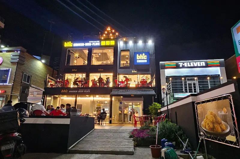 웅장한 외관을 자랑하는 BHC 포항영일대점