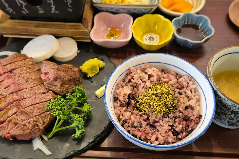 다양한 곁들임 메뉴와 함께 즐기는 스테이크