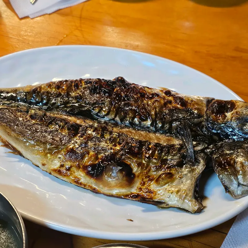 노릇노릇 구워진 고등어