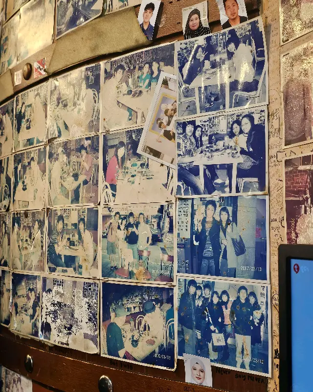 벽에 붙어있는 사진들