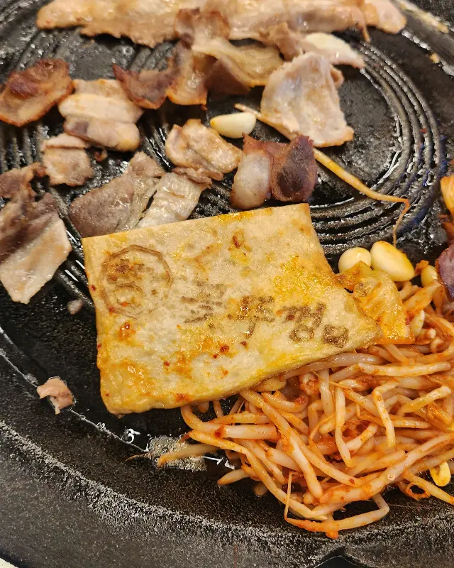 꽃뚜껑 북삼오태점 구운 김치와 콩나물