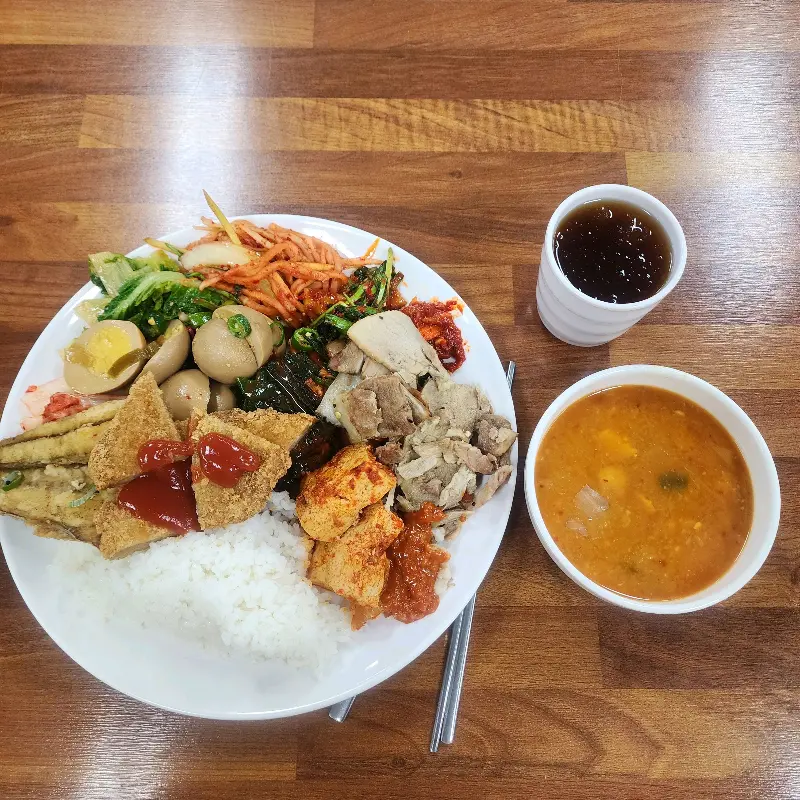 푸짐하게 담긴 뷔페식 백반 한 상차림