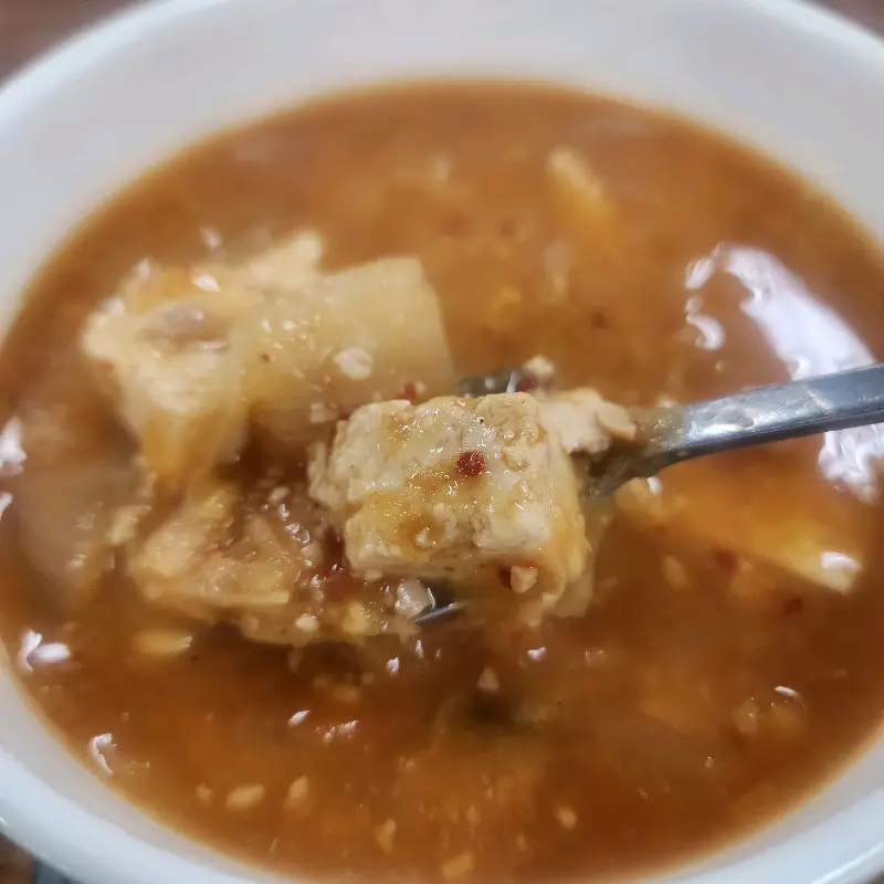 숟가락으로 떠올린 된장찌개의 모습