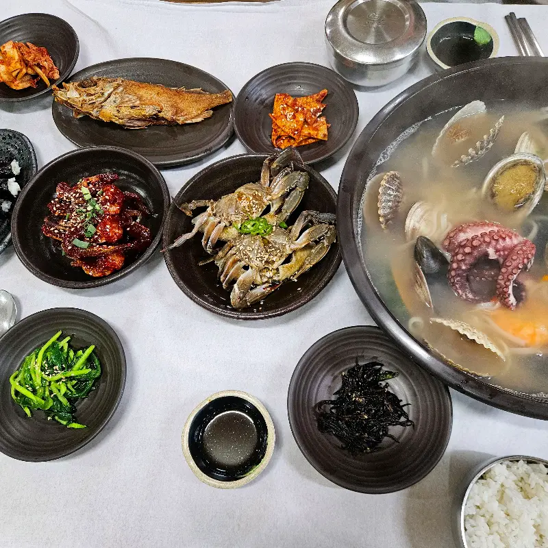 테이블 전체를 가득 채운 푸짐한 음식들