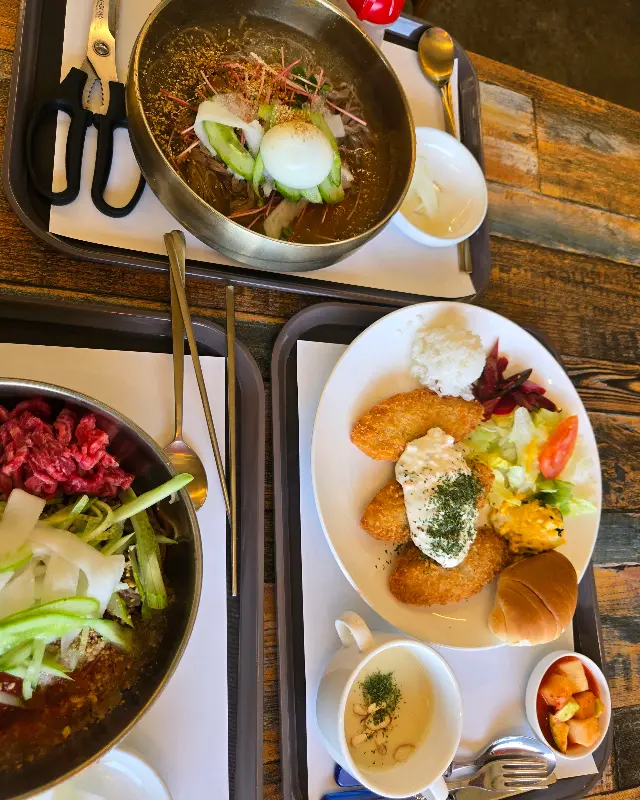 육회비빔밥, 생선까스와 함께 차려진 떡갈비 정식