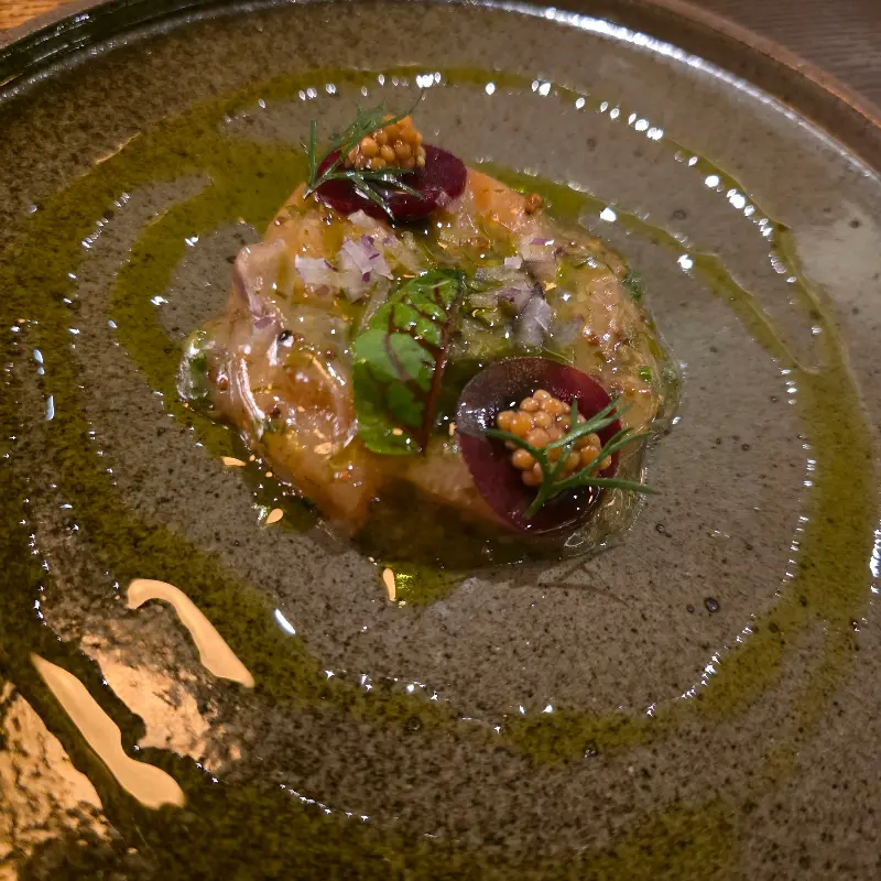 싱그러운 채소가 곁들여진 요리