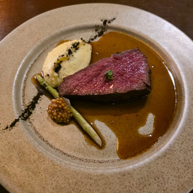 육즙 가득한 스테이크