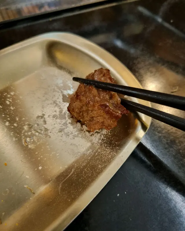 쯔란에 찍어 먹는 양꼬치