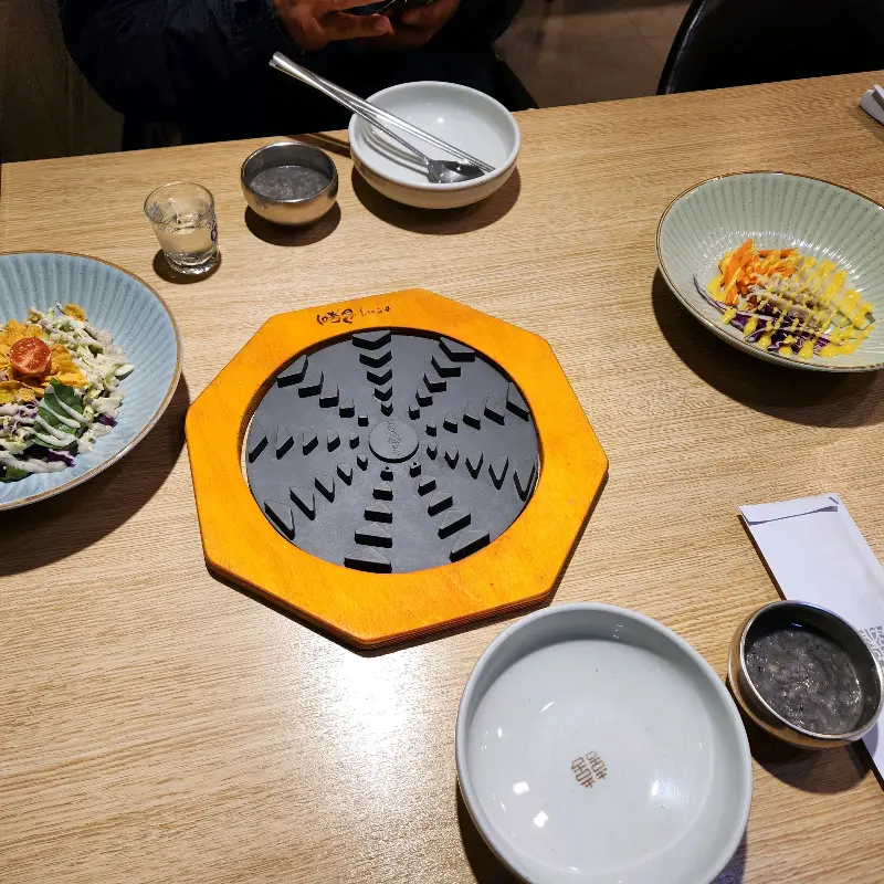 깔끔하게 세팅된 테이블