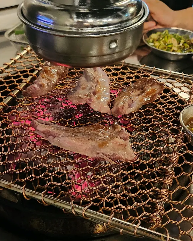 숯불 위에서 익어가는 생갈매기살