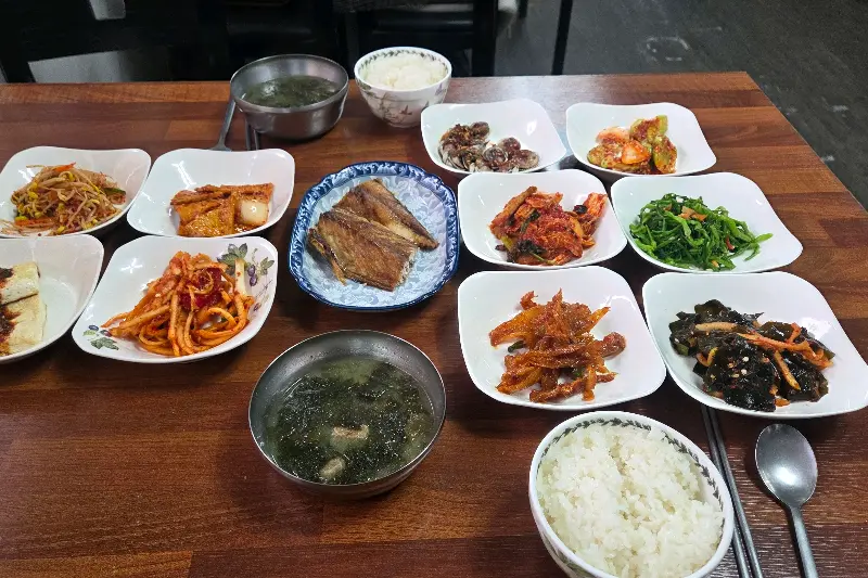 식탁 가득한 반찬