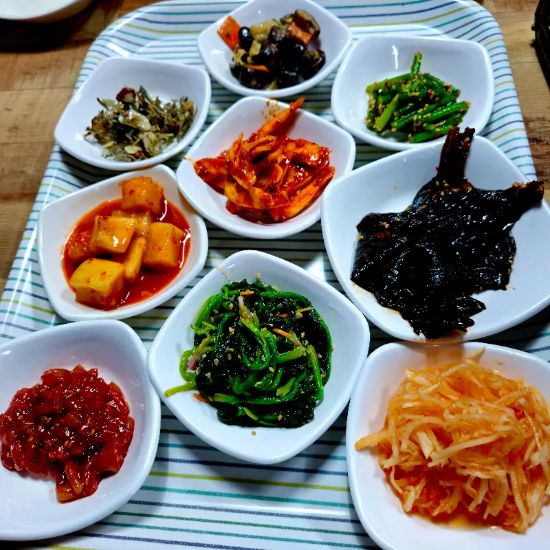 다양하고 맛깔스러운 밑반찬