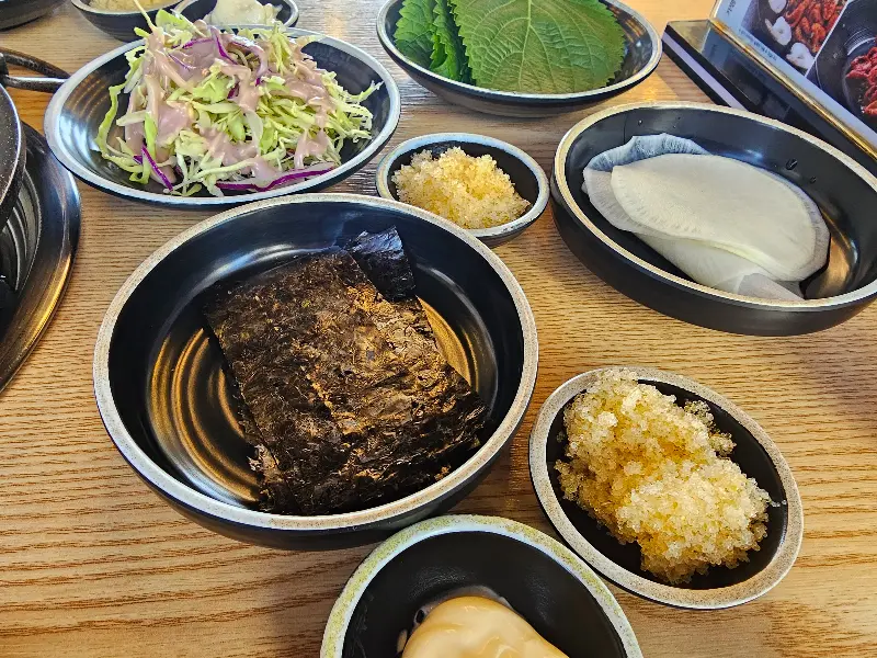 다양한 쌈 채소와 밑반찬