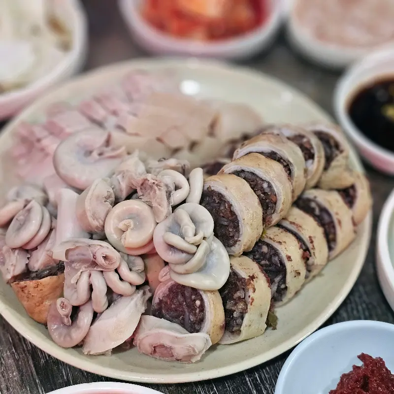 다양한 부위가 함께 나오는 모듬순대