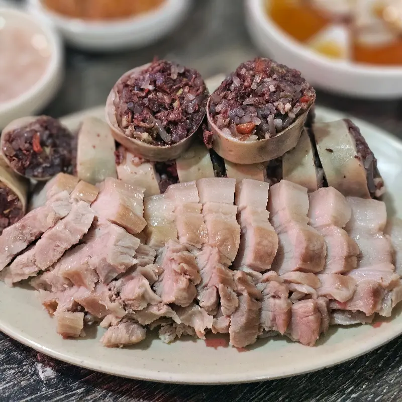 윤기가 흐르는 수육과 막창순대