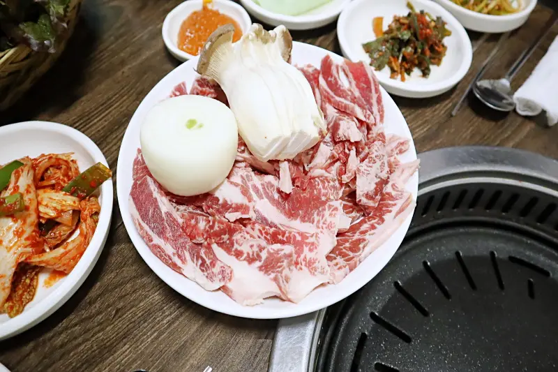 고기와 함께 제공되는 기본 상차림