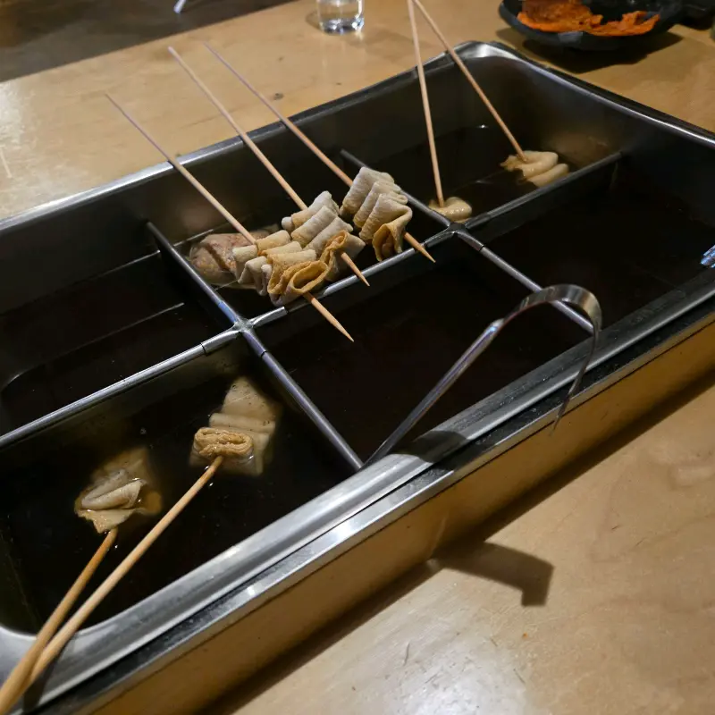 오뎅바에 담긴 다양한 종류의 오뎅 꼬치