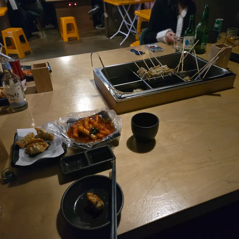 떡볶이, 튀김, 오뎅이 놓인 테이블