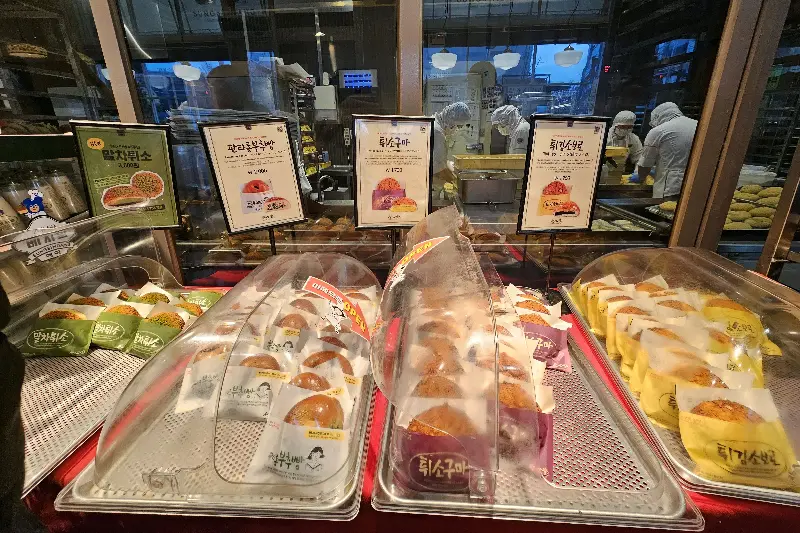 다양한 종류의 튀김 소보로가 진열된 쇼케이스