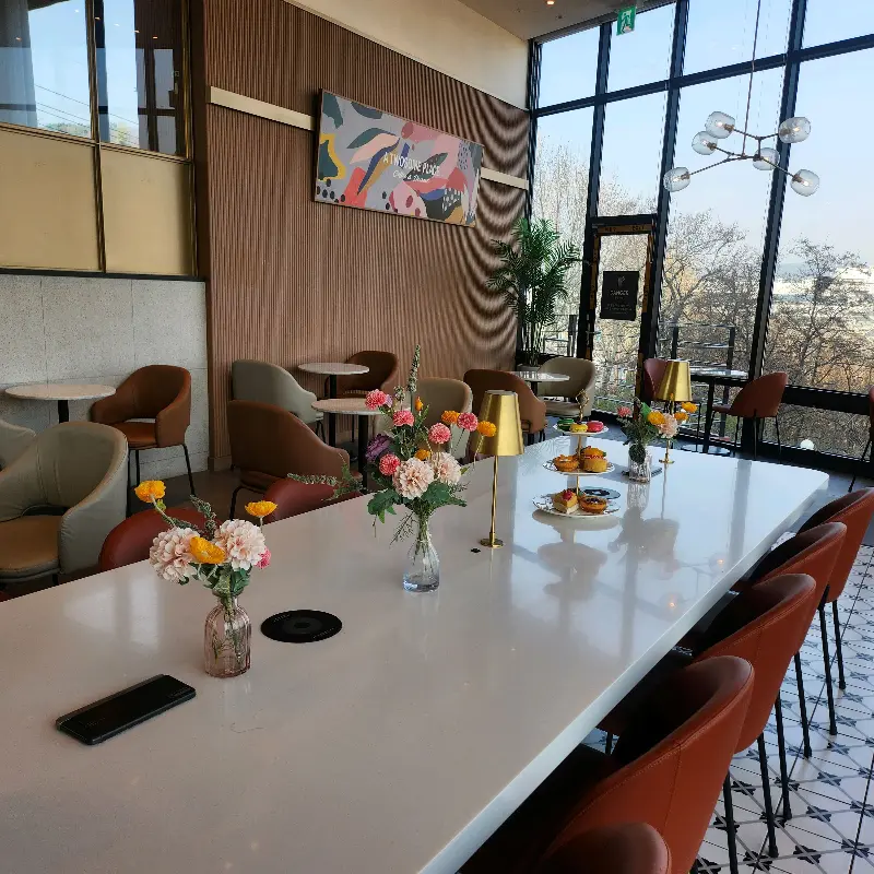 넓고 테이블 간 간격이 넉넉한 내부 공간