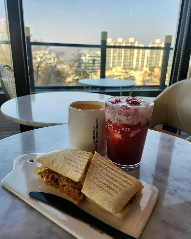 창밖 풍경을 바라보며 즐기는 커피 한 잔