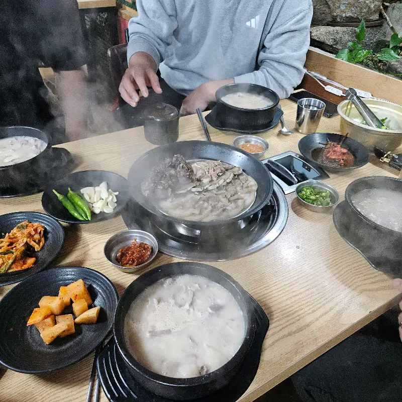 테이블 가득 차려진 더덕순대국 정식