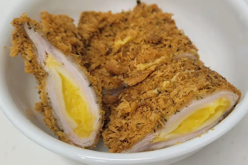 고구마 무스와 치즈가 듬뿍 들어간 돈까스 단면