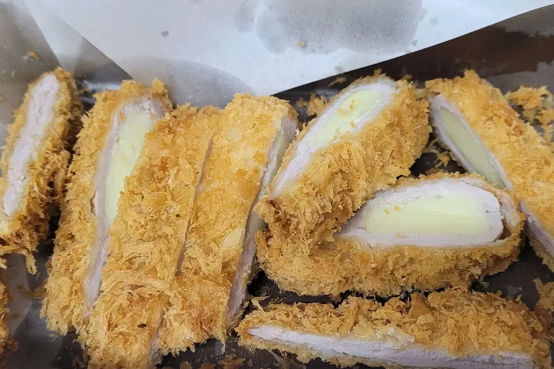 윤기가 흐르는 치즈 돈까스 단면