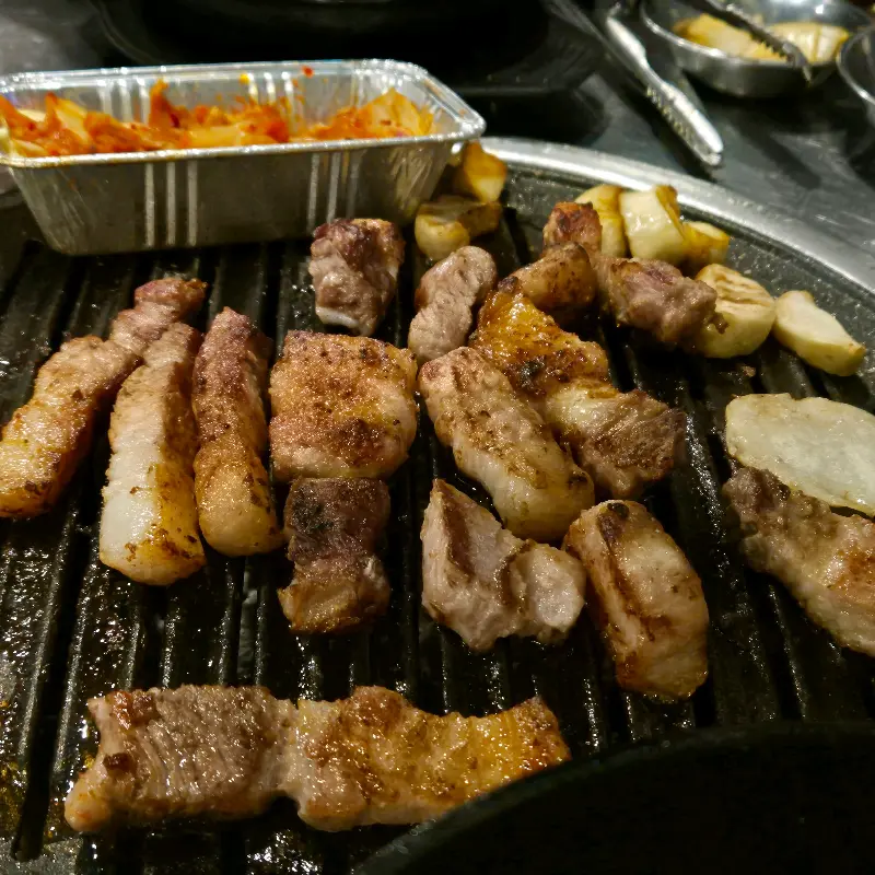 고기 굽는 모습