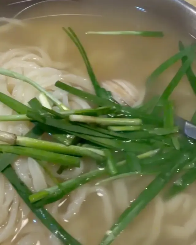 뽀얀 칼국수 국물에 동죽 조개가 들어가 시원한 맛을 더하고, 신선한 부추가 올려져 깔끔한 비주얼을 자랑한다.