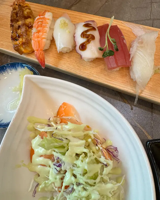 킹스모듬초밥과 샐러드