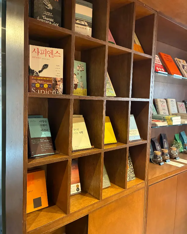 다양한 책들이 꽂혀있는 책장