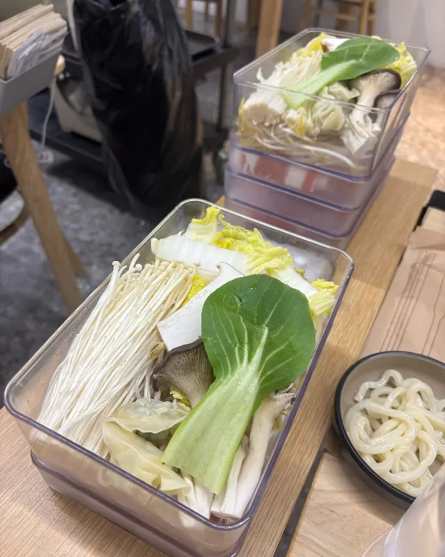 신선한 채소가 가득 담긴 셀프바