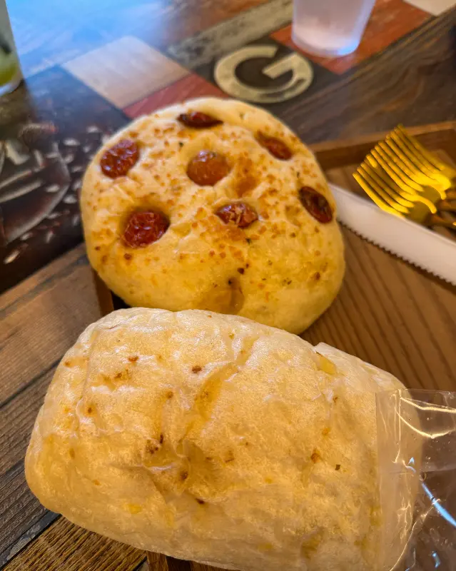 토마토가 올라간 치아바타