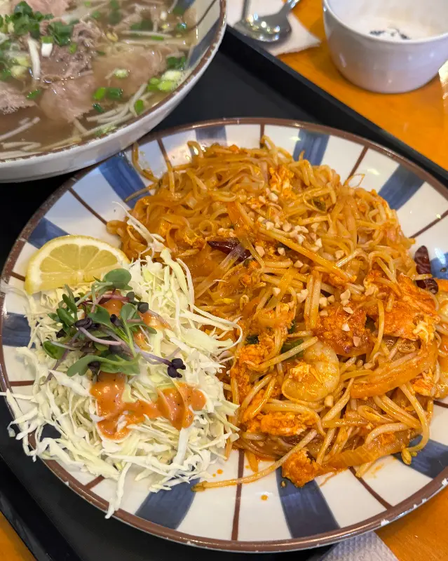 팟타이와 양배추 샐러드