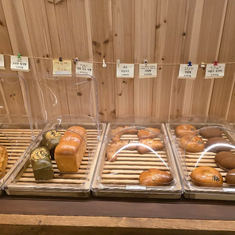 다양한 빵이 진열된 모습