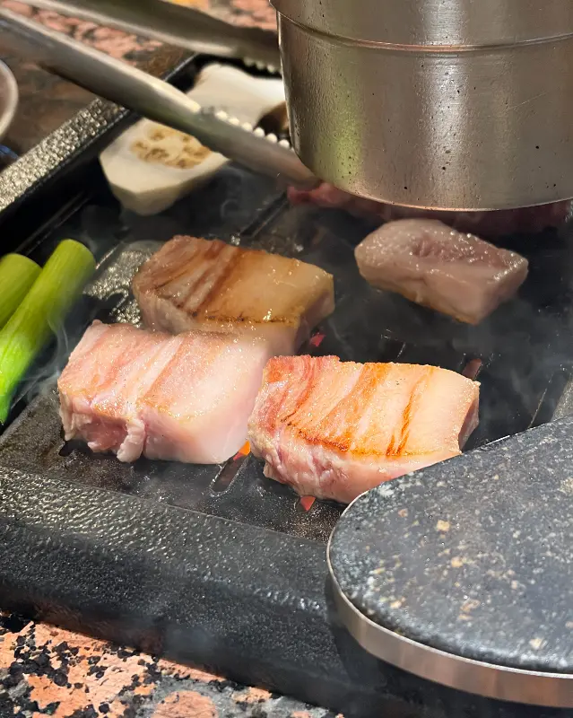 불판 위에서 노릇하게 익어가는 뚝방반판