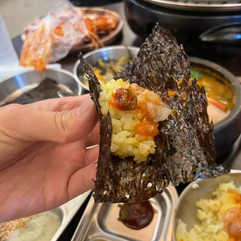 곱창김에 밥과 돼지갈비를 싸 먹는 모습