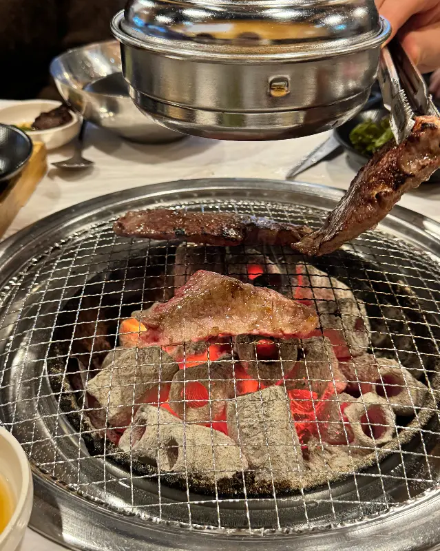 숯불 위에서 맛있게 구워지는 꽃갈비살