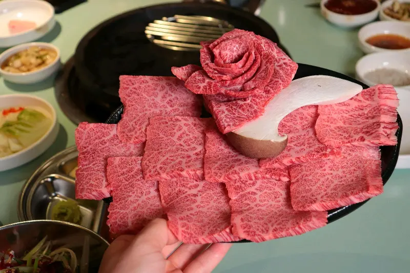 돌판 위에서 지글지글 끓는 돌판비빔밥