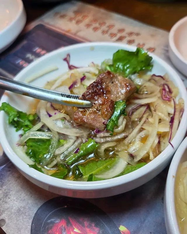 양파절임과 돼지갈비