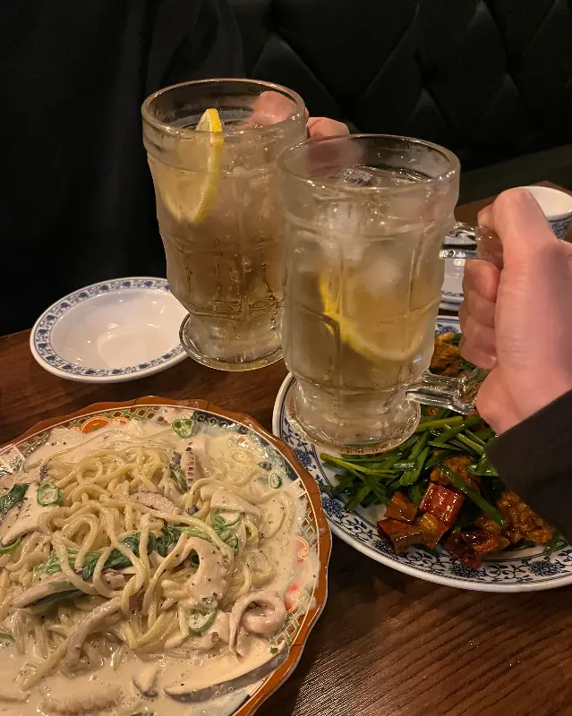 술잔을 부딪히는 모습